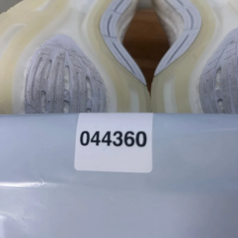 Adidas Ultraboost 22 White Running Shoes GX5590 Womens Size 8 Cushioned Comfort